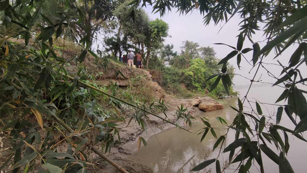 ভাগীরথীর গর্ভে ধীরে ধীরে তলিয়ে যাচ্ছে হীরাঝিল।