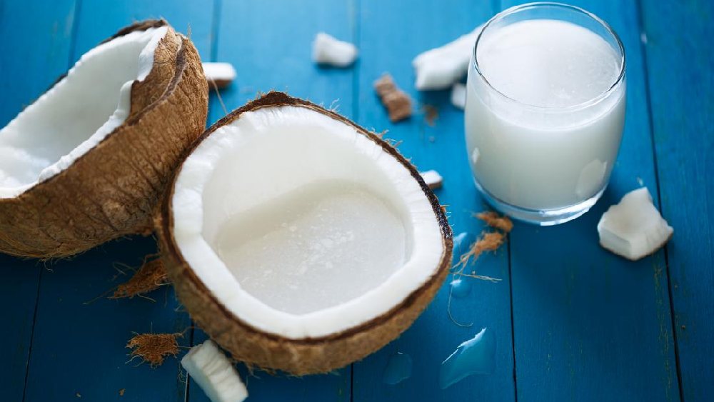 নারকেলের দুধ দিয়েও চুল নরম হবে সহজেই।