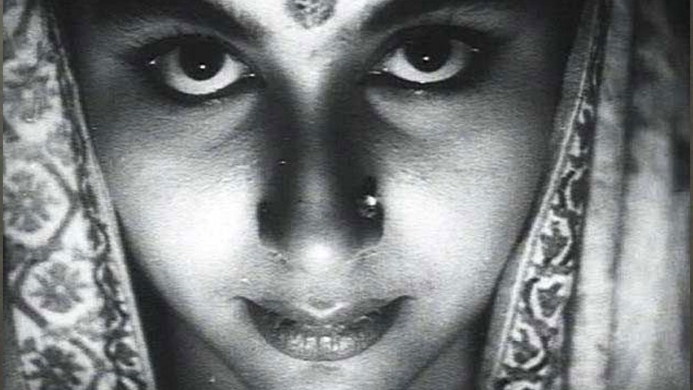 সত্যজিতের প্রস্তাবে অবশেষে রাজি হন শর্মিলার অভিভাবক। পরিচালক খুঁজে পান মনের মতো ‘অপর্ণা’। ছবি মুক্তি পেল। প্রশংসিত হলেন শর্মিলা। এল দ্বিতীয় ছবির প্রস্তাব। নাম ‘দেবী’। পরিচালক সত্যজিৎ। এর পর কাজ করেন তপন সিংহ, অজয় করের মতো পরিচালকের সঙ্গে।