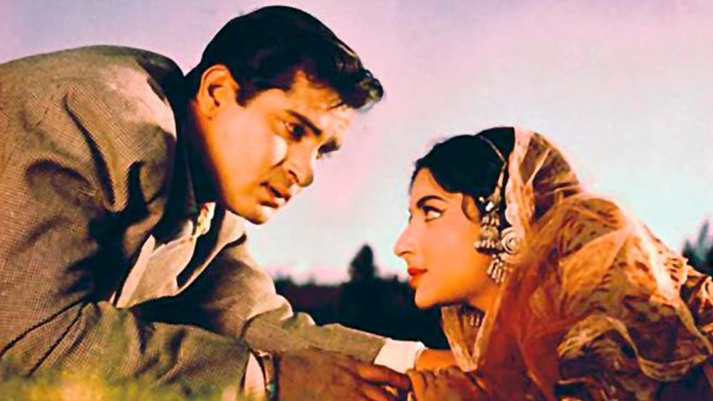 ১৯৬৪ সালে মাত্র ২০ বছর বয়সে বাংলা থেকে পাড়ি দেন সোজা আরব সাগরের তীরে। ‘কাশ্মীর কি কলি’-তে শাম্মি কপূরের বিপরীতে বলিউডে হাতেখড়ি। প্রথম ছবিতেই নজর কাড়েন বঙ্গতনয়া।