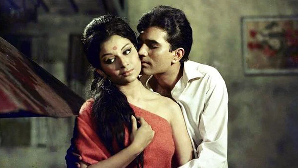 এর পরে ‘ওয়াক্ত’, ‘অনুপমা’, ‘আরাধনা’, ‘চুপকে চুপকে’র মতো অগুনতি সফল ছবির মুখ হয়ে ওঠেন সত্যজিতের আবিষ্কার। হিন্দির সঙ্গে বাংলা ছবিতেও কাজ করতে থাকেন সমান তালে। সেই সময় খুব বেশি নায়িকাকে এমনটা করতে দেখা যায়নি।