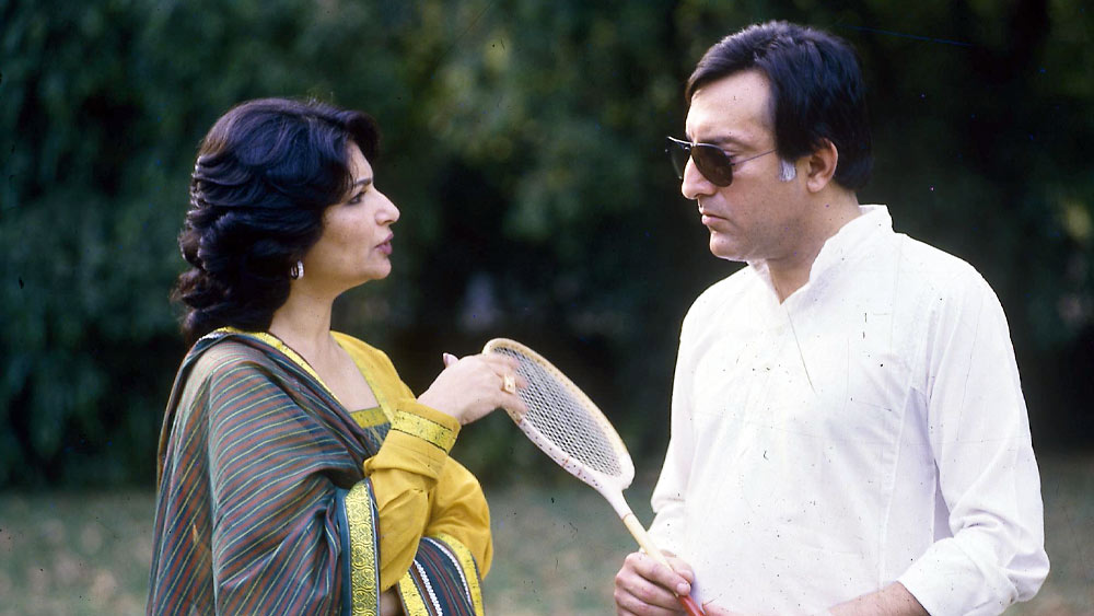 ছক ভাঙ্গার এই প্রথা আটকে থাকেনি পেশাগত গণ্ডিতে। ব্যক্তি জীবনে শর্মিলা একই রকম সাহসী। কেরিয়ারের গুরুত্বপূর্ণ সময়ে তৎকালীন ভারতীয় ক্রিকেট দলের অধিনায়ক মনসুর আলি খান পতৌদির  প্রেমে পড়েন তিনি।