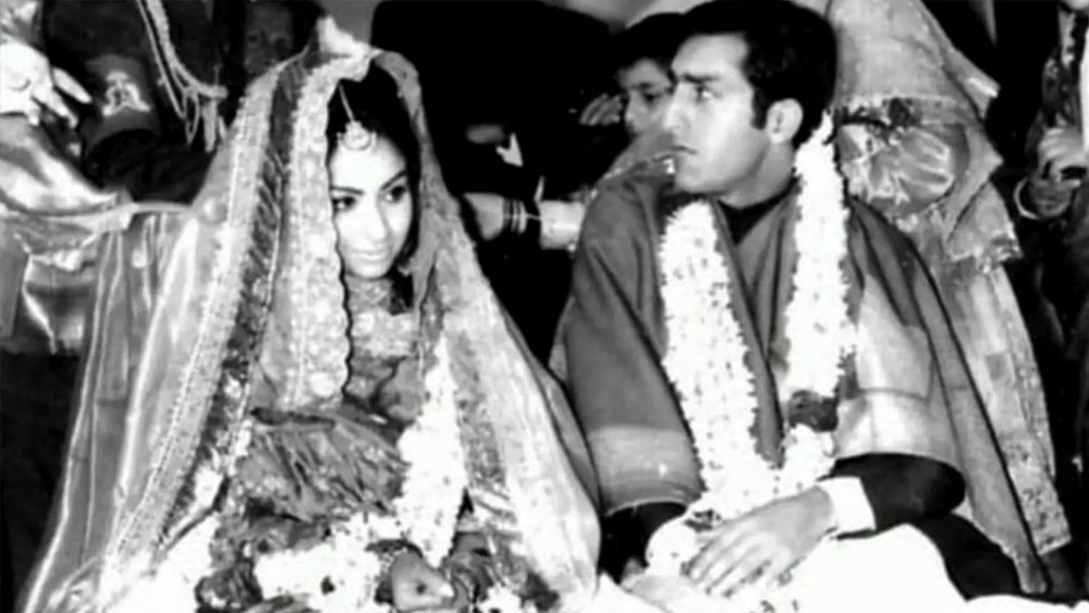 ১৯৬৮ সালে বিয়েও করেন তাঁরা। হিন্দু শর্মিলার সঙ্গে মুসলিম মনসুরের বিয়ে নিয়ে সমালোচনাও কম হয়নি। তবে সে সবকে তোয়াক্কা না করেই নতুন সংসার শুরু করেন দু’জন। মনসুর শুধু একজন ক্রিকেটারই ছিলেন না, তিনি পতৌদিদের নবাবও বটে।