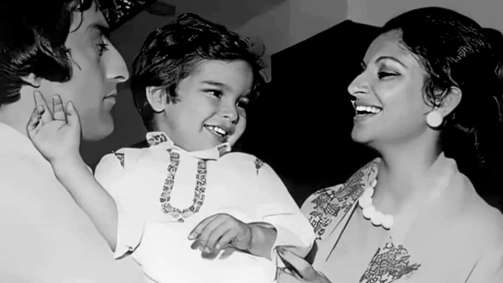 এক দিকে নতুন সংসার, অন্য দিকে কেরিয়ার। দিব্যি ভারসাম্য বজায় রেখে চলছিলেন। কিন্তু নায়িকা, স্ত্রীর পর মায়ের ভূমিকায় অবতীর্ণ হতেই সেই ছবি বদলায়। কম কাজ করার সিদ্ধান্ত নেন নবাব-পত্নী।