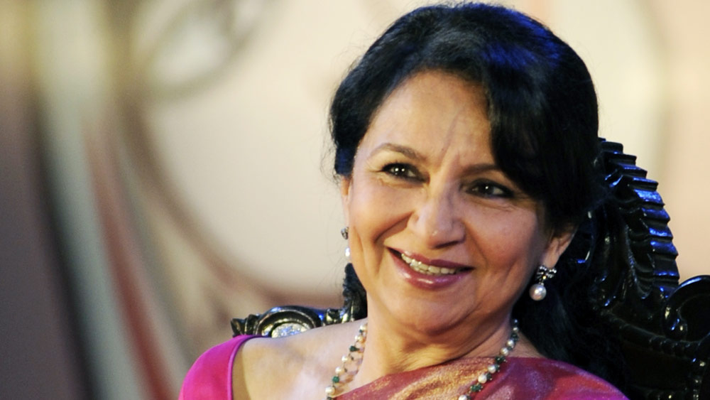 তিনি বলেন, “সমাজ মনে করে শিশুকে লালন করার দায়িত্ব শুধু নারীর। একজন মহিলা যদি তাঁর সন্তানকে ছেড়ে কাজে যান, সমাজের চোখে তিনি খারাপ হয়ে যান। আর আমরা তো প্রত্যেকেই আদর্শ নারীর আখ্যা পেতে চেয়েছি। তাই না?”