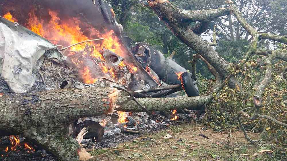 সুলুর থেকে ওয়েলিংটনে যাওয়ার কথা ছিল তাঁদের। সেনা সর্বাধিনায়কের সঙ্গী ছিলেন সেনাবাহিনীর উচ্চপদস্থ কর্তারাও। ক্রু সদস্যদের নিয়ে মোট আরোহী ছিলেন ১৪ জন। 