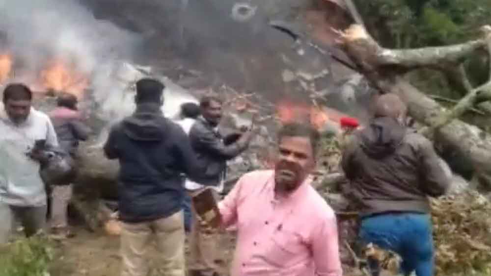 এরপরেই প্রকাশ্যে আসে কপ্টারের ভিতরে পুড়ে কালো হয়ে যাওয়া একের পর এক মৃতদেহের ছবি। পুড়ে যাওয়া এক মহিলার দেহও উদ্ধার করা হয় ঘটনাস্থল থেকে। তবে সেইসব ছবি মানসিক পীড়ার কারণ হতে পারে। তাই সেই ছবি দেওয়া থেকে সচেতন ভাবেই বিরত থাকল আনন্দবাজার অনলাইন।  