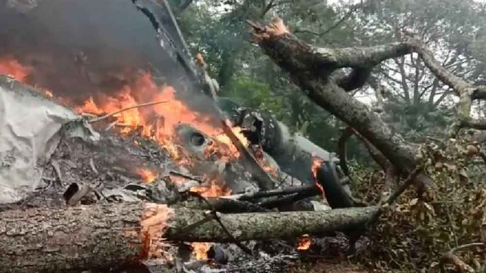 বিকেল পর্যন্ত আগুন না নেভায়  জলের বালতি হাতে নামেন স্থানীয় বাসিন্দারা। উদ্ধার কাজে নামে পুলিশ। বেশ কয়েকটি দেহ উদ্ধারও করা হয় কপ্টারের ধ্বংসস্তৃপ থেকে। বিকেলেই ১৪ জন সওয়ারির মধ্যে ১৩ জনকে মৃত বলে ঘোষণা করা হয়। 