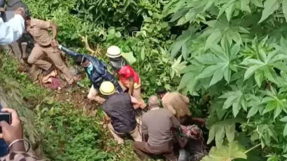 পরে জানানো হয় ঘটনায় মৃত্যু হয়েছে সেনা সর্বাধিনায়ক বিপিন রাওয়াতেরও। ওই ১৩ জনের এক জন তিনিও। 