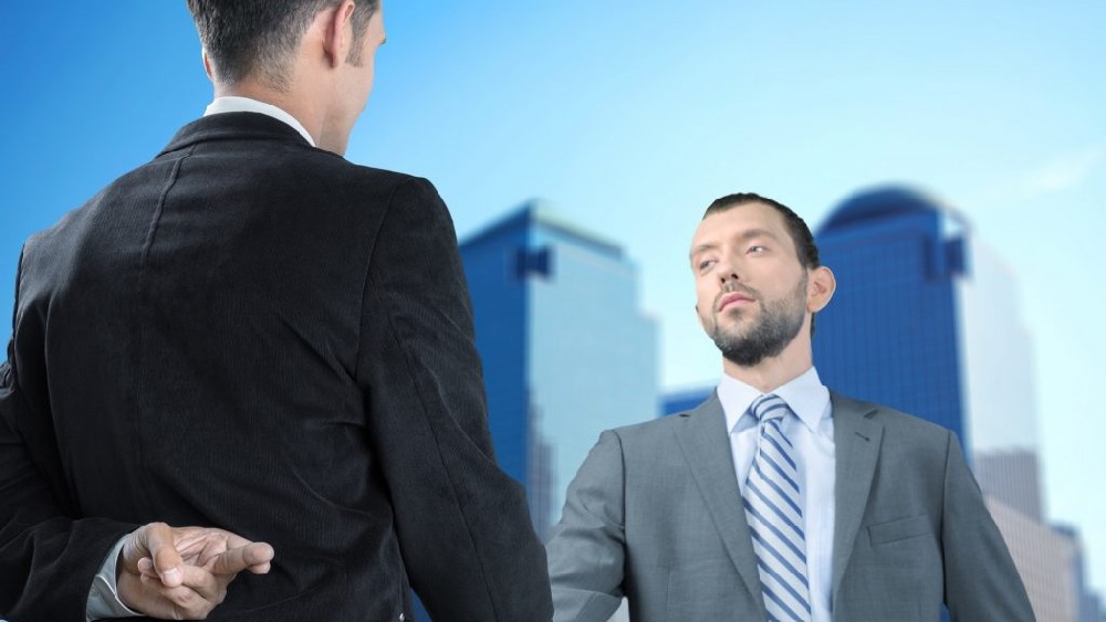 বেশির ভাগ মানুষই মিথ্যা বলার সময়ে খানিক অস্বস্তিতে পড়েন।