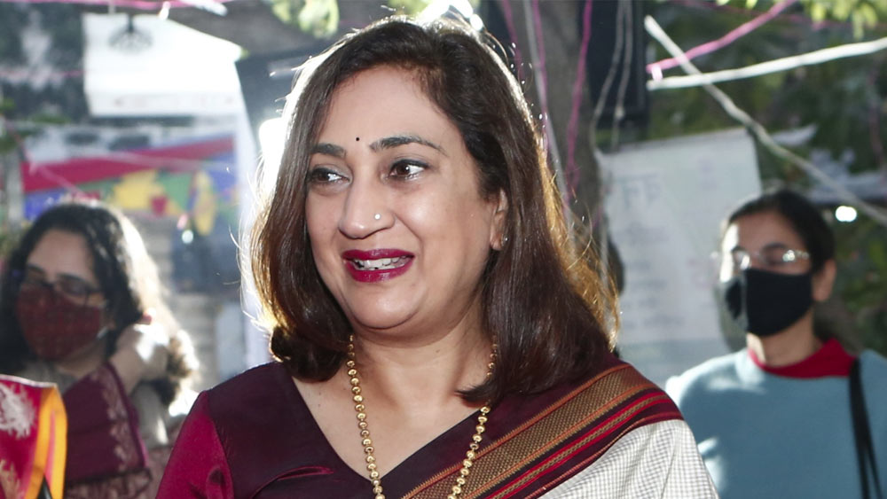 স্বামী সেনার সর্বাধিনায়ক হওয়ায় মধুলিকা ছিলেন ‘ডিফেন্স ওয়াইভস ওয়েলফেয়ার অ্যাসোসিয়েশন’-এর সঙ্গে যুক্ত।