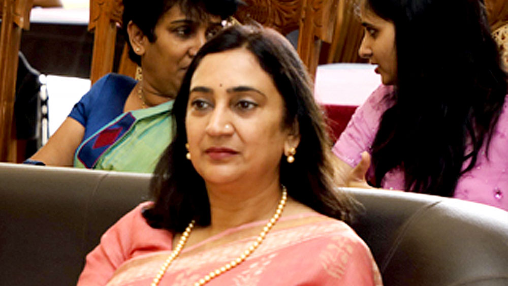 মৃত জওয়ানদের স্ত্রী তথা বীর-নারী এবং সন্তানদের জন্য বিভিন্ন কল্যাণমূলক কর্মসূচিতে নিয়মিত দেখা যেত মধুলিকাকে।