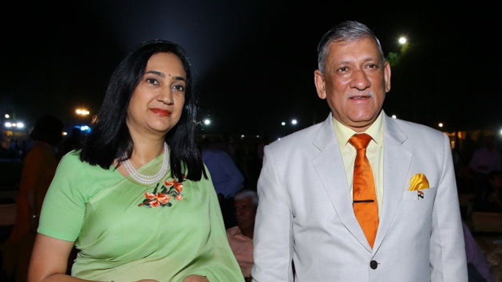 মধুলিকা লেখাপড়া করেন দিল্লি বিশ্ববিদ্যালয় থেকে। তিনি মনস্তত্ত্ব বিষয়ে স্নাতক।