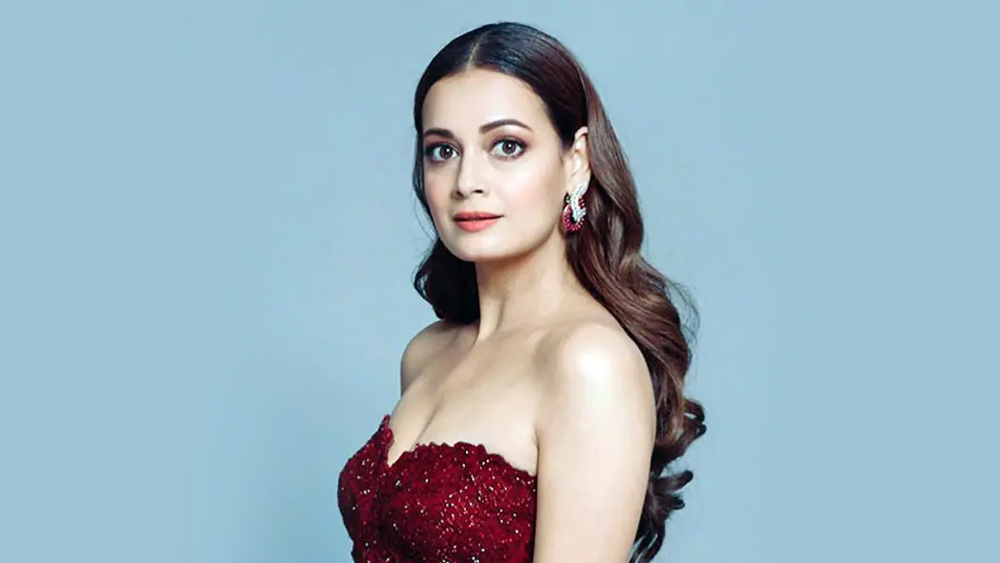 হলে গিয়ে সিনেমা দেখবেন বলে নাকি অসম্ভব ক্ষিপ্রতায় সংসারের সব কাজ গুছিয়ে ফেলতেন সেই মহিলা। গল্প হত সেই সব ঘটনা নিয়েই। দিয়া মন দিয়ে শুনতেন।  সিনেমাপ্রেমের সঙ্গে বলিউডের ‘পুতুল’ নায়িকার জানাশোনা সেই সময় থেকেই।