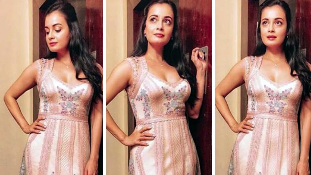 পরে হায়দরাবাদ নিবাসী এক খানদানি মুসলিমকে বিয়ে করেছিলেন দীপা। নাম আহমেদ মির্জা। এই আহমেদই দিয়ার সৎবাবা। যাঁর পদবি দিয়া জুড়েছিলেন নিজের নামের সঙ্গে। 