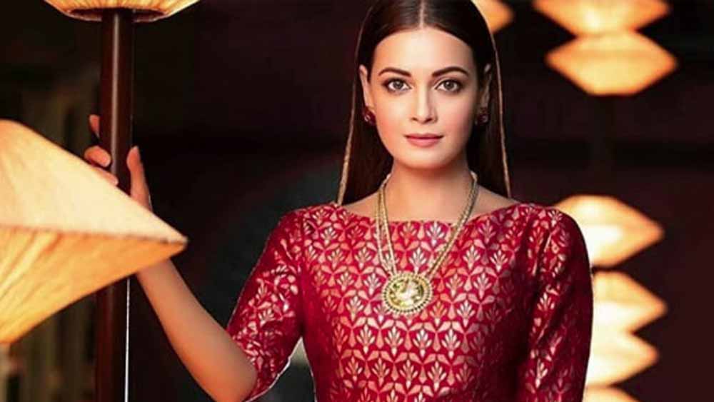 ছোট থেকেই নানা কঠিন সময়ের মধ্যে দিয়ে গিয়েছেন দিয়া। জন্মদাতা বাবাকে খুব বেশিদিন কাছে পাননি । তাঁর বয়স যখন সবে সাড়ে চার তখনই ফ্র্যাঙ্ক আর দীপার বিচ্ছেদ হয়ে যায়। দিয়ার বয়স যখন ন’বছর, তখন ফ্র্যাঙ্ক মারা যান। দীপা অবশ্য তার আগেই দ্বিতীয় বিয়ে করেছেন।