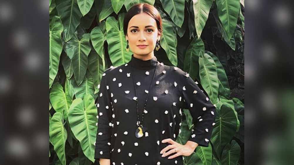 আহমেদের সঙ্গে দিয়ার সম্পর্ক প্রথম থেকেই ছিল বেশ ভাল। এক সাক্ষাৎকারে দিয়া বলেছিলেন, ‘‘শুধু আমার কথা ভেবেই দ্বিতীয় বিয়েতে সন্তান ধারণ করেননি মা। সেই সিদ্ধান্ত মেনেও নিয়েছিলেন আমার বাবা আহমেদ।’’