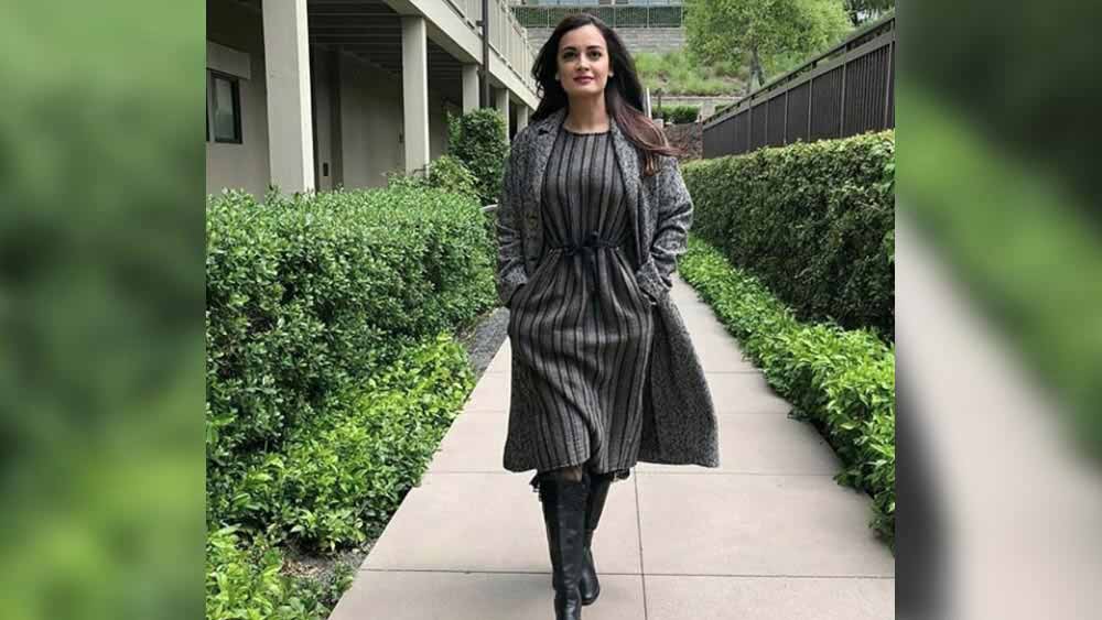 দিয়ার মডেলিংয়ে আসা নিয়ে প্রবল আপত্তি তুলেছিলেন তাঁর মা দীপা। তখন আহমেদই সমর্থন জুগিয়েছিলেন দিয়াকে। তাঁরই উৎসাহে দিয়ার মডেলিং কেরিয়ারের শুরু। এমনকি দিয়া মিস ইন্ডিয়া প্রতিযোগিতায় অংশগ্রহণও করেন আহমেদের সমর্থন পেয়েই।