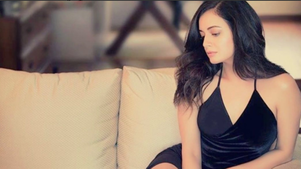 শাসক দলের বিরুদ্ধে মুখ খুলে বার বার বিতর্কেও জড়িয়েছেন অভিনেত্রী। মাদার টেরেসাকে নিয়ে মোহন ভাগবতের মন্তব্যের সমালোচনা করে বিজেপি নেতৃত্বের কোপে পড়েন। দিয়া অবশ্য বিজেপি নেতাদের আক্রমণের মুখে মাথা নোয়াননি।