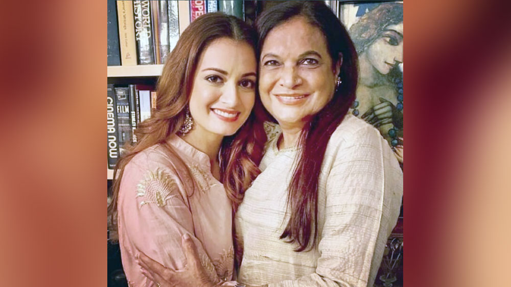 জন্মদাতা বাবা খ্রিস্টান এবং যাঁর পদবি তিনি ব্যবহার করেন তিনি মুসলিম। তবে দিয়া নিজে তাঁর মায়ের হিন্দু ধর্মেরই অনুসারী। বিয়ে করেছেন হিন্দু রীতি মেনেই। যদিও মুখে বারবার বলেছেন, তিনি কোনও বিশেষ ধর্মে বিশ্বাস করেন না। এমনকি দিয়ার সরকারি পরিচয়পত্রেও ধর্মের জায়গাটি ফাঁকা রাখা হয়েছে।