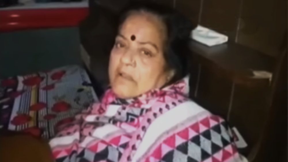 তখন দুপুর ১২টা ২০। পৃথ্বীর মা সুশীলা চৌহান জানিয়েছেন, এর প্রায় এক ঘণ্টা পর দুপুরের খাওয়া সেরে ঘুমতে যান তিনি। তার আগে টিভিতে খবরও দেখেন। কিন্তু তখনও কোথাও দুর্ঘটনার খবর দেখানো হয়নি।