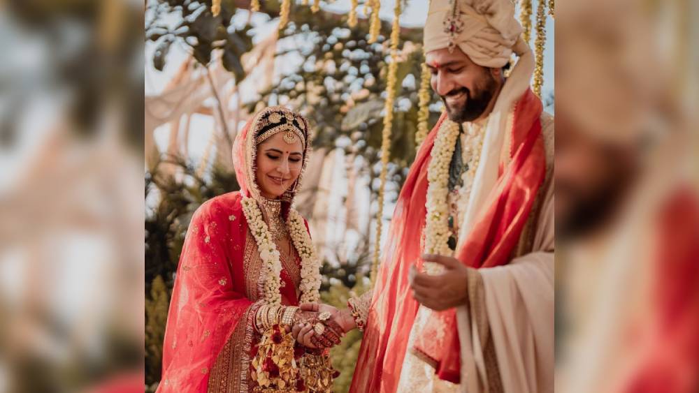 লাল লেহঙ্গা, গলায় মালা, মাথায় জড়োয়ার সাজ নববধূর। আর মুখে এক গাল হাসি। সব্যসাচী মুখোপাধ্যায়ের পোশাকে রাঙা ক্যাটরিনা। কনের গায়ে সব্যসাচীর গয়না।