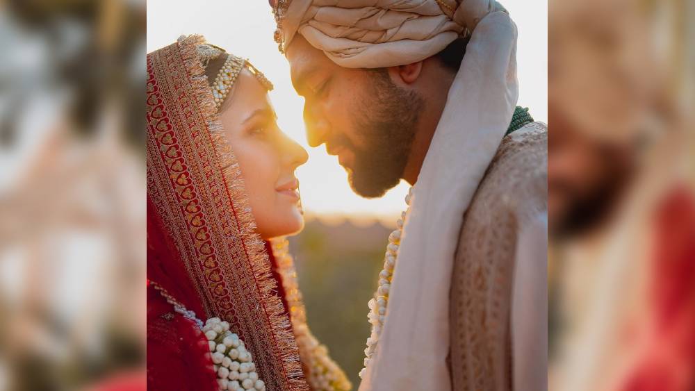 প্রেমে মগ্ন দুই তারকা কখনও একে অপরের হাত ধরে, কখনও বা এত কাছাকাছি যে নিজেদের নিশ্বাস শুনতে পাচ্ছেন যেন। এ ভাবেই চার হাত এক হল ‘ভিক্যাট’-এর। তৈরি হল বলিপাড়ার নতুন গল্প।