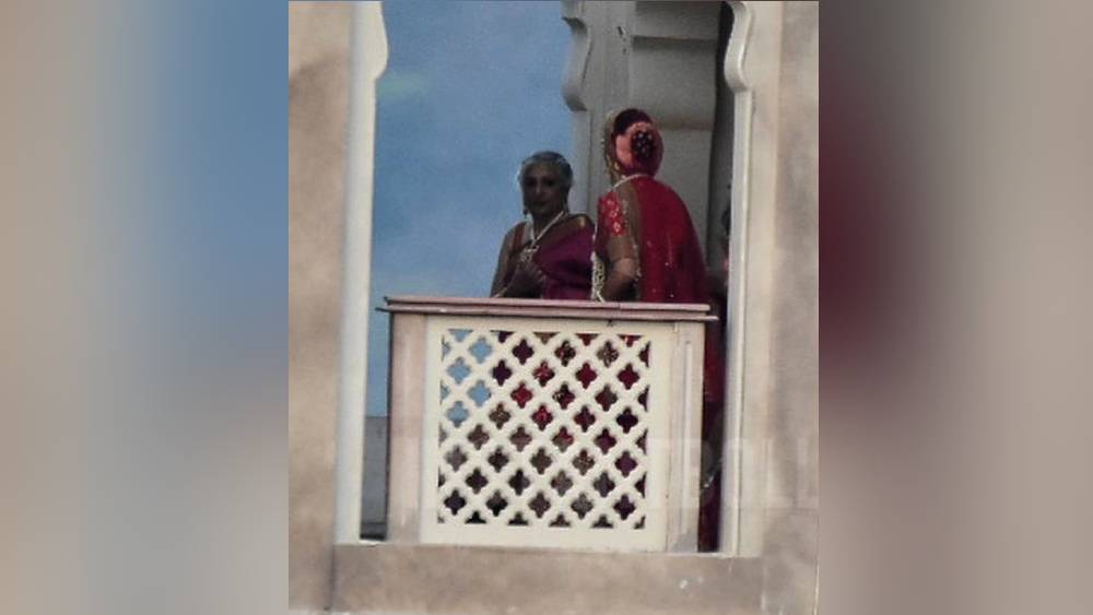 সন্ধ্যায় বাজির আলোয় আলো হয়ে উঠেছে সেই দুর্গ। নীচে অতিথিদের ভিড়। সেই সময়ের দু’একটি ছবি ফাঁস হয়েছে নেটমাধ্যমে। যদিও দুপুরের বিয়ের অনুষ্ঠানের পাঁচ ছ’টি ছবি নিজেরাই পোস্ট করেছেন তাঁদের ইনস্টাগ্রামে।