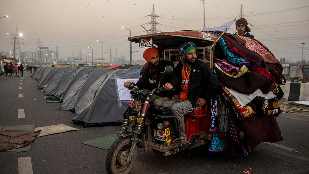 কেন্দ্রপ্রণীত তিনটি কৃষি আইনের বিরোধিতা করে পথে নেমেছিলেন দেশের অন্নদাতা কৃষকেরা। দাবি ছিল, যে কোনও মূল্যে আইন প্রত্যাহার করতে হবে। টানা দেড় বছর রোদ, জল, হাড়কাঁপানো ঠান্ডায় রাজধানীর সীমানায় আন্দোলন করেছেন তাঁরা। দফায় দফায় বৈঠক করেছেন সরকারের সঙ্গে। শর্ত না মানা হলে ফিরে গিয়েছেন আন্দোলনস্থলে। কিন্তু অবস্থানে অনড় থেকেছেন। 