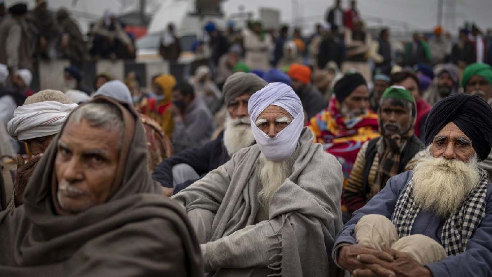 কোনও রাজনৈতিক দলের ছত্রছায়া ছিল না। শুরুর দিকে কিছু রাজনৈতিক দল সমর্থন যোগাতে এসেছিল ঠিকই। তবে আন্দোলন যত গড়িয়েছে, ততই তাদের সংখ্যা কমেছে। শেষের দিকে দেখা পাওয়া যায়নি পুরনো অনেক মুখেরই। কৃষকরা কিন্তু আন্দোলন চালিয়ে গিয়েছেন। 