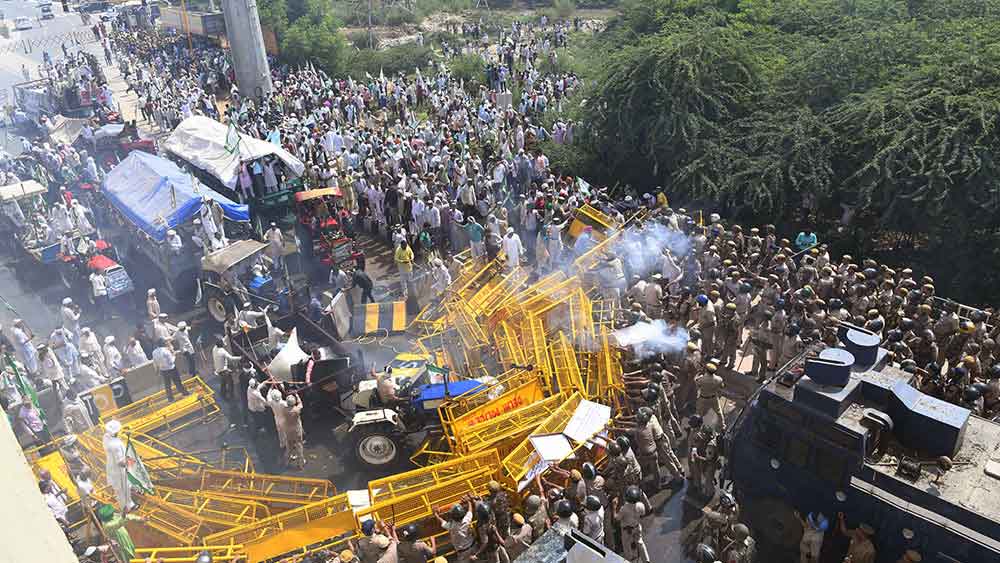 দেশের বিভিন্নপ্রান্তে বিক্ষিপ্ত বিক্ষোভ চলছিল কেন্দ্রীয় সরকার নতুন তিন কৃষি আইনের প্রস্তাব আনার পর থেকেই। সেই বিক্ষোভ প্রথম সংগঠিত রূপ নিল ২০২০ সালের ২৫ নভেম্বর। দেশের কৃষকদের দিল্লি অভিযানে আহ্বান করলেন পঞ্জাব এবং হরিয়ানার কৃষকেরা। হাজারো কৃষক এসে পৌঁছলেন রাজধানীর সীমানায়। প্রশাসন তাঁদের উপর জলকামান ব্যবহারের নির্দেশ দিল। আন্দোলনকারী কৃষকদের উপর কাঁদানে গ্যাসও ছুড়ল দিল্লি পুলিশ। 
