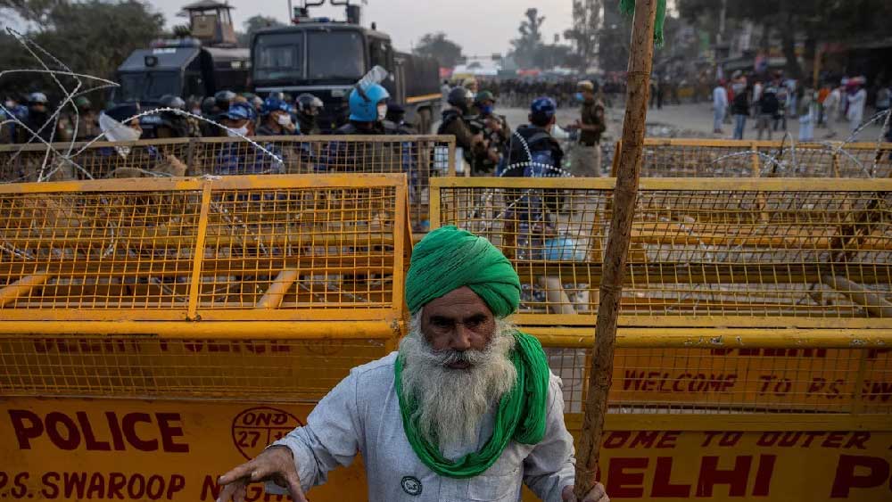 রোদেজলে মাঠে চষে বেড়ানো কৃষকদের অবশ্য তাতে ছত্রভঙ্গ করা যায়নি। দ্বিগুণ উৎসাহে পরের দিনের প্রস্তুতি শুরু করেছিলেন তাঁরা। প্রশাসনও ততোধিক সতর্ক হল। কৃষকদের ঠেকাতে সাত স্তরে ব্যারিকেড দেওয়া হল সিঙ্ঘু এবং টিকরি সীমান্তের রাস্তায়। প্রতিটি স্তরে ঢালাই করে রাস্তায় পুঁতে দেওয়া হল ধারালো পেরেক। তবু রোখা গেল না কৃষকদের। রাজধানীর সীমান্তেই তাঁরা বসে পড়লেন আন্দোলনের দাবিদাওয়া নিয়ে। 