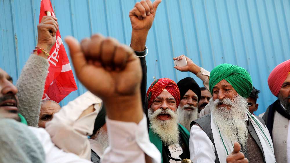 তাঁবু খাটিয়ে তৈরি হল শান্তিপূর্ণ আন্দোলনস্থল। সেখানে দিনে রাতে নিয়ম করে যোগ দিতে শুরু করলেন কৃষকেরা। তৈরি করা হল বক্তৃতামঞ্চও। সেখানে প্রতিদিন দেশের বিদ্বজ্জন থেকে শুরু করে নাগরিক সমাজের প্রতিনিধিরা আসতে শুরু করলেন। কৃষকদের সহানুভূতি জানাতে এলেন রাজনৈতিক নেতারাও। 