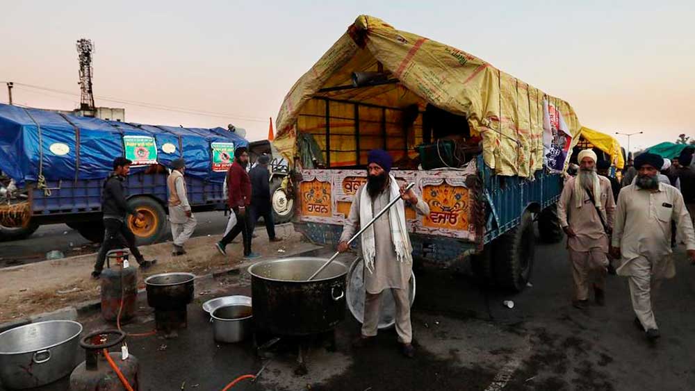 সকাল থেকে রাত পর্যন্ত অবস্থান। খিদে-পেটে তো সম্ভব নয়। প্রথম প্রথম বাড়ি থেকে রুটি-ডাল-ঘি নিয়ে আসছিলেন কৃষকেরা। পরে আন্দোলনস্থলেই বসল লঙ্গরখানা। পঞ্জাব-হরিয়ানা থেকে তো বটেই, দিল্লি থেকেও আসতে শুরু করল খাবারের জোগান। কোনওদিন বেশি কোনওদিন কম। তবু তা দিয়েই আন্দোলনকারীদের দেড়টি বছর টিকিয়ে রেখেছিলেন লঙ্গরখানার কর্মীরা। 