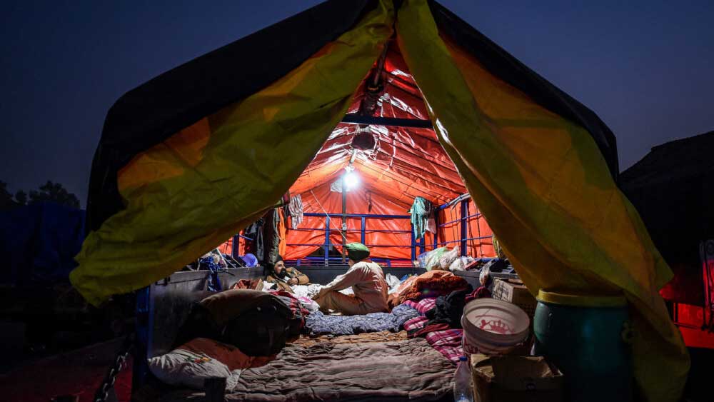 অনেক সময়েই রাত কাটাতে হত ট্রেলারে। এক একটি ট্রেলারে আটজনের গা-ঘেঁষে ঘুম। শীতের রাতে ঠান্ডা সহ্য করতে না পেরে এর মধ্যেই শহিদ হলেন বহু কৃষক। কুয়াশা কাটিয়ে বাড়ি ফেরার পথে গাড়ির ধাক্কাতেও মারা গেলেন অনেকে। সরকারের খাতায় অবশ্য এই শহিদদের সংখ্যা লেখা নেই। কৃষকদের দেওয়া হিসেব বলছে— মোট ৭০০ জন মারা গিয়েছেন। 