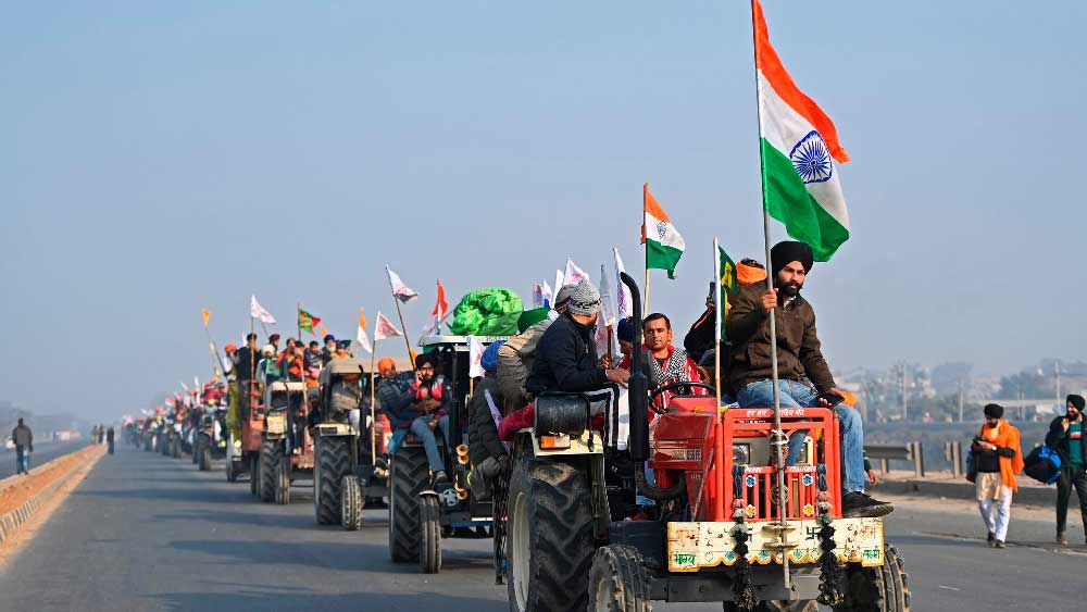 নাছোড় কৃষকদের বাধ্য হয়েই আলোচনার জন্য ডাকল কেন্দ্র। কৃষক নেতারা গেলেনও। কিন্তু সমাধানসূত্র পাওয়া গেল না। সমঝোতায় রাজি হলেন না কৃষকেরা। কেন্দ্রও জানিয়ে দিল, কৃষি আইন প্রত্যাহার করা হবে না। এমন ১১ দফা কেন্দ্র-কৃষক বৈঠক ব্যর্থ হল। তবু কৃষকরা হাল ঢাড়লেন না। ছাড়লেন না আন্দোলনও। 