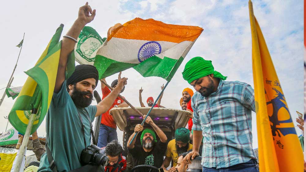 মোদীর বিবৃতির পর সিঙ্ঘু সীমানায় উৎসবে মাতলেন কৃষকেরা। তবে জানিয়ে দিলেন, আন্দোলন প্রত্যাহার করা হবে তখনই, যখন মোদীর প্রতিশ্রুতি কার্যক্ষেত্রে বাস্তবায়িত হবে। এ ছাড়াও কৃষিপণ্যের ন্যূনতম সহায়ক মূল্য, শহিদ কৃষকদের পরিবারকে ক্ষতিপূরণের দাবি, বিদ্যুৎ আইন সংশোধনী প্রত্যাহার, মামলা প্রত্যাহার-সহ আরও ছ’টি দাবি পেশ করা হয়েছিল কেন্দ্রের কাছে। সেগুলোও মেটানোর কথা বলা হয়েছিল। 