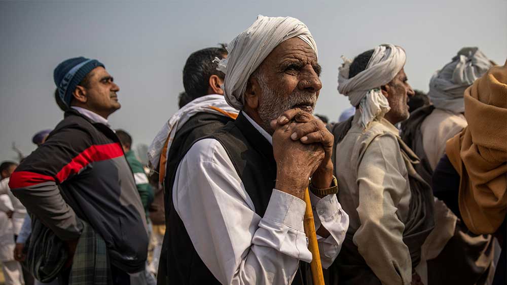 ৯ ডিসেম্বর কৃষকদের সেইসব দাবিও মেনে নিয়েছে কেন্দ্র। কৃষিসচিবের স্বাক্ষর সম্বলিত একটি প্রস্তাব কিসান মোর্চার কাছে পাঠানো হয়েছে। তাতে কৃষকদের দাবি মেটানোর প্রতিশ্রুতি দেওয়া হয়েছে বলে জানায় কৃষক সংগঠনগুলি। তার ভিত্তিতে কৃষকরা সিঙ্ঘু সীমান্ত থেকে খুলে নিচ্ছেন তাঁবু। আপাতত। ১১ ডিসেম্বর, শনিবারের মধ্যেই সিঙ্ঘু সীমানা থেকে সরে যাবেন কৃষকেরা। 