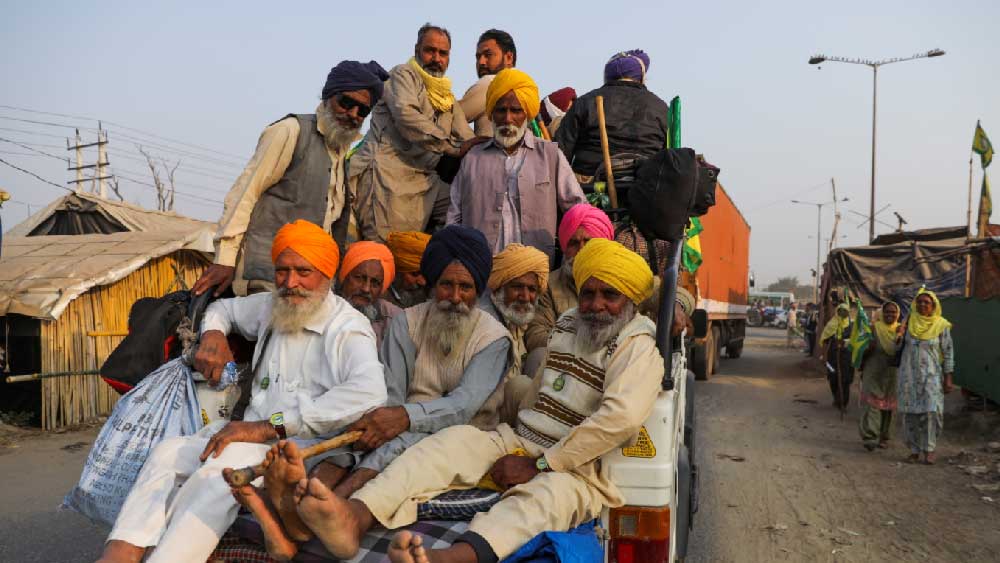 প্রধানমন্ত্রীর ঘোষণার দিনও তাঁবু গুটিয়ে উঠে যাননি আন্দোলনকারীরা। সংসদে কৃষি আইন বাতিল এবং সরকারের লিখিত প্রতিশ্রুতি পাওয়ার পরেই তাঁরা উঠেছেন। ছবি রয়টার্স।