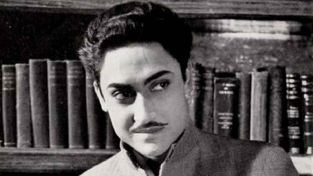 বিয়ের মণ্ডপে রাজের নতুন বউকে দেখতে গিয়েছেন অশোককুমার।