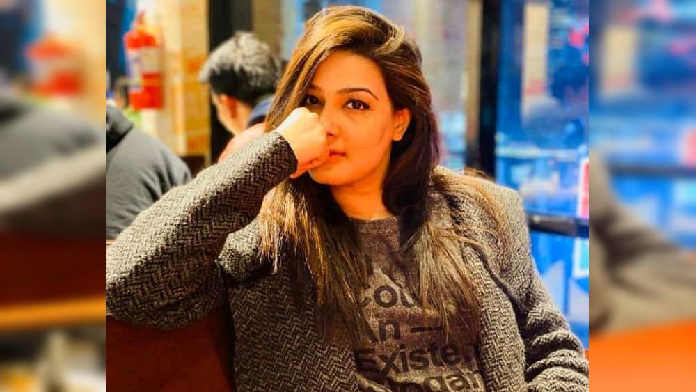 বাংলাদেশে তখন সবে অতিমারি পরিস্থিতি দেখা দিয়েছে। মাহিয়া তাঁর এক সহকর্মী অভিনেতা এবং পরিচালকের সঙ্গে পরের ছবির মুক্তি নিয়ে একটি রেস্তরাঁয় বৈঠক করছিলেন। অতিমারি পরিস্থিতিতে ছবি কী ভাবে মুক্তি পাবে, আলোচনা হচ্ছিল তা নিয়েই, তখনই আসে মন্ত্রীর ফোন। 