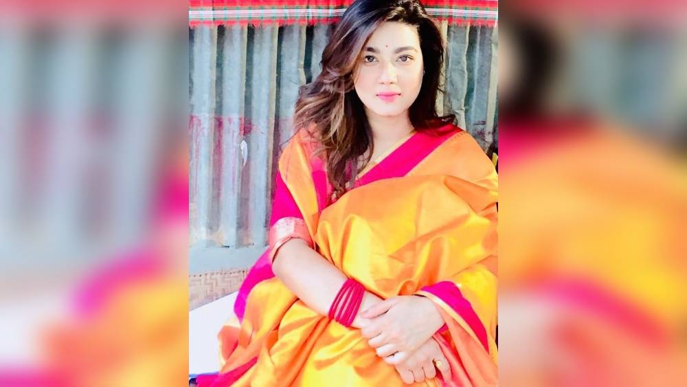 অডিও ক্লিপে ইমন এবং মন্ত্রীর কথাবার্তাও ধরা পড়েছে। সেখানে রীতিমতো ধমকের সুরে মন্ত্রী জানতে চেয়েছেন, তাঁর আগের ফোনটি ধরা হয়নি কেন? পরে মন্ত্রীকে নির্দেশের সুরে বলতে শোনা যায়, ‘‘ওরে (মাহিয়াকে) নিয়ে আয়।’’  