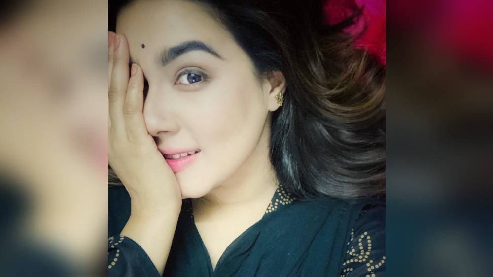 মন্ত্রী এরপর মাহিয়ার সঙ্গে কথা বলতে চাইলে ফোনটি মাহিয়াকে দিয়ে দেন ইমন। সাক্ষাৎকারে তিনি বলেছেন, তাঁর মনে হয়েছিল মন্ত্রী মজা করছেন। তাই এ নিয়ে দ্বিতীয়বার ভাবেননি। তবে মাহিয়ার সঙ্গে মুরাদের কি কথোপকথন হয়েছে তা তখনও জানতেন না ইমন। 