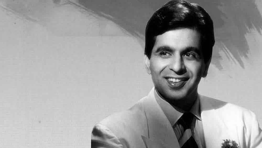 পর্দাতে যাঁর এক একটি চাহনি প্রেমের জোয়ার আনত দর্শকমনে, বাস্তবেও যে তিনি চিরন্তনী প্রেমিক-মানুষ হবেন, তা আর বলার অপেক্ষা রাখে না! সেই দিলীপ কুমারের জন্মদিন আজ। পাঁচ মাস আগে তিনি চলচ্চিত্র জগতকে শূন্য করে দিয়ে চলে গিয়েছেন।