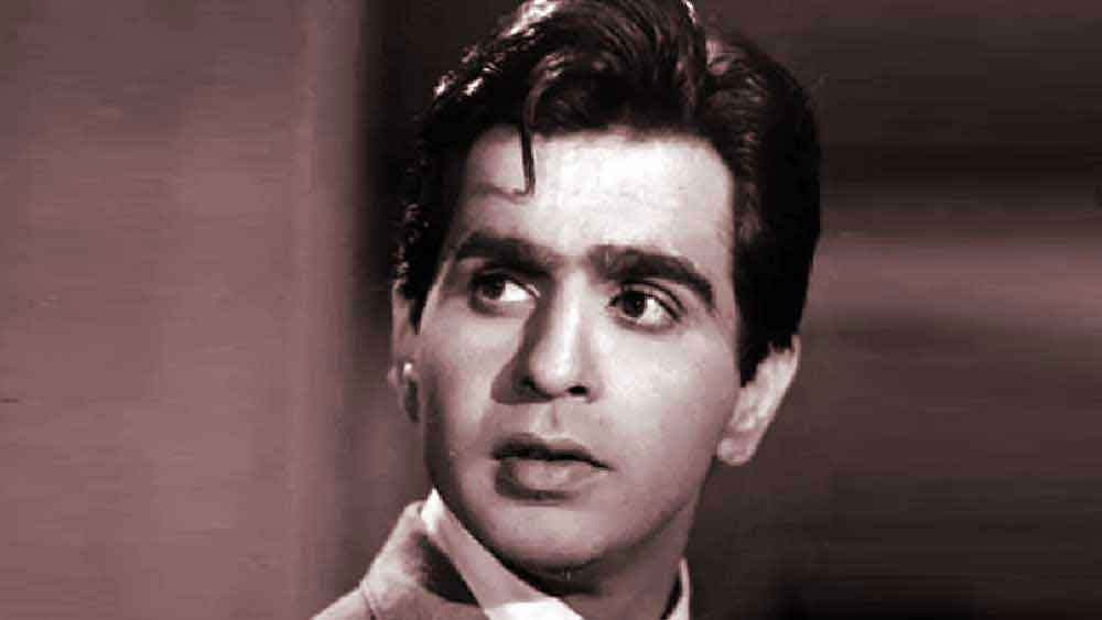 পাকিস্তানে জন্ম দিলীপ কুমারের থুড়ি ইউসুফ খানের। হিন্দি ছবিতে কাজ করার সময়ে নিজের নাম পরিবর্তন করেছিলেন তিনি। একইসঙ্গে হিন্দি, ঊর্দু, মরাঠি, পঞ্জাবি, বাংলা, ইংরেজি, পার্সির মতো একাধিক ভাষায় দখল ছিল তাঁর। 