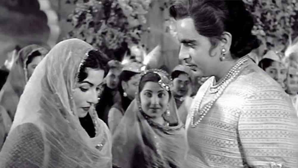 পর্দার নায়িকাদের সঙ্গে কালজয়ী প্রেমের উদাহরণ তিনি নিজেই। ‘তারানা’ ছবির শ্যুটিং করতে গিয়ে নায়িকা মধুবালার প্রেমে পড়েন দিলীপ। সাত বছর সম্পর্কে ছিলেন তাঁরা। সেই সম্পর্ক ভেঙে যায় তার পর। মধুবালার বাবা আতাউল্লাহ খানকে ঘিরে সমস্যা শুরু হয় প্রেমিক-প্রেমিকার মধ্যে। 