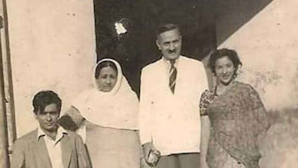 এ তো গেল, পর্দার নায়িকারদের সঙ্গে প্রেম। কিন্তু নায়িকাদের সঙ্গে পর্দায় প্রেম নিয়েও তিনি এতটাই নিষ্ঠাবান ছিলেন যে এমনই একটি কারণে নার্গিসের সঙ্গে কাজ করতে রাজি হননি তিনি। ‘মাদার ইন্ডিয়া’ ছবি প্রত্যাখ্যান করার পিছনে কারণ জানিয়েছিলেন দিলীও নিজেই। তাঁর বক্তব্য, ‘মেলা’, ‘বাবুল’-এর মতো ছবিতে নার্গিসের সঙ্গে প্রেম করার পরে ‘মাদার ইন্ডিয়া’-তে নার্গিসের ছেলের ভূমিকায় অভিনয় করাটা তাঁর কাছে হাস্যকর বলে মনে হয়েছিল।