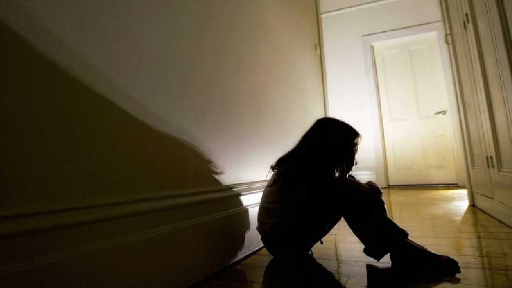 বোঝা হয়ে গিয়েছিল, ইনি এমন এক ধনকুবের যিনি অর্থের জোরে নাবালিকাদের অপরিণতমনস্কতার সুযোগ নিয়েছেন। কখনও ইচ্ছের বিরুদ্ধে, কখনও ভয় দেখিয়ে সহবাস করেছেন তঁদের সঙ্গে। সেই অত্যাচারের বিবরণও নানা ভাবে সামনে এসেছে বহুবার। মানুষ প্রতি পদে ঘৃণা করেছেন। কিন্তু জেফ্রির এই অদ্ভূত অভ্য়াসের কারণ খুঁজে পাননি।