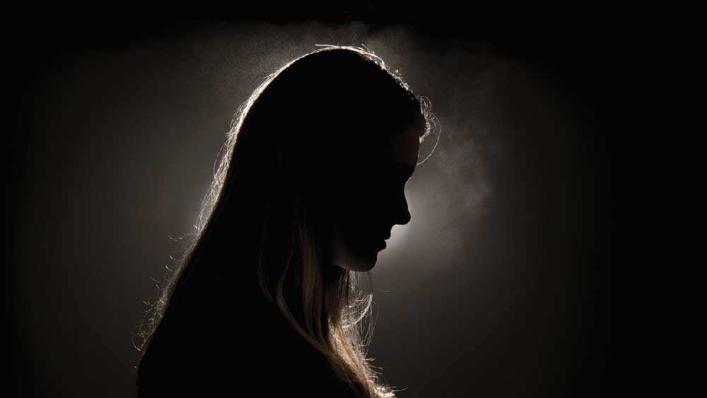 ‘কেট’ অবশ্য তাঁর ছদ্মনাম। কেট জানিয়েছেন, একটা সময়ে জেফ্রির শিকার হয়েছিলেন তিনিও। তবে তাঁর সঙ্গে যখন জেফ্রির আলাপ হয়েছিল, তখন কেট প্রাপ্তবয়স্ক। পড়াশোনা করছেন কলেজে।