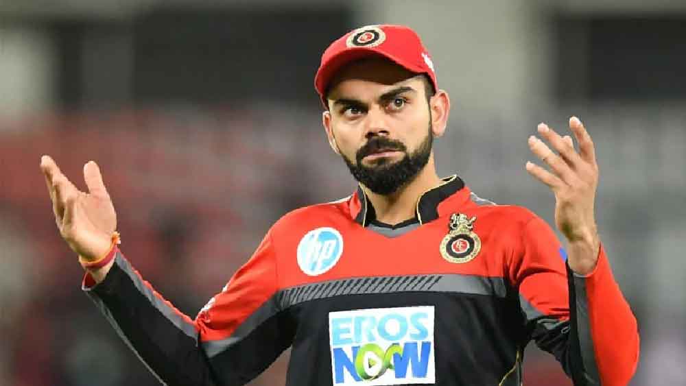 এর কিছু দিনের মধ্যে জানিয়ে দেন, আইপিএল-এও তিনি আর রয়্যাল চ্যালেঞ্জার্স ব্যাঙ্গালোরের অধিনায়কত্ব করবেন না।